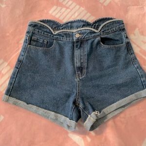Hayden Scalloped Jean Shorts. Size Large